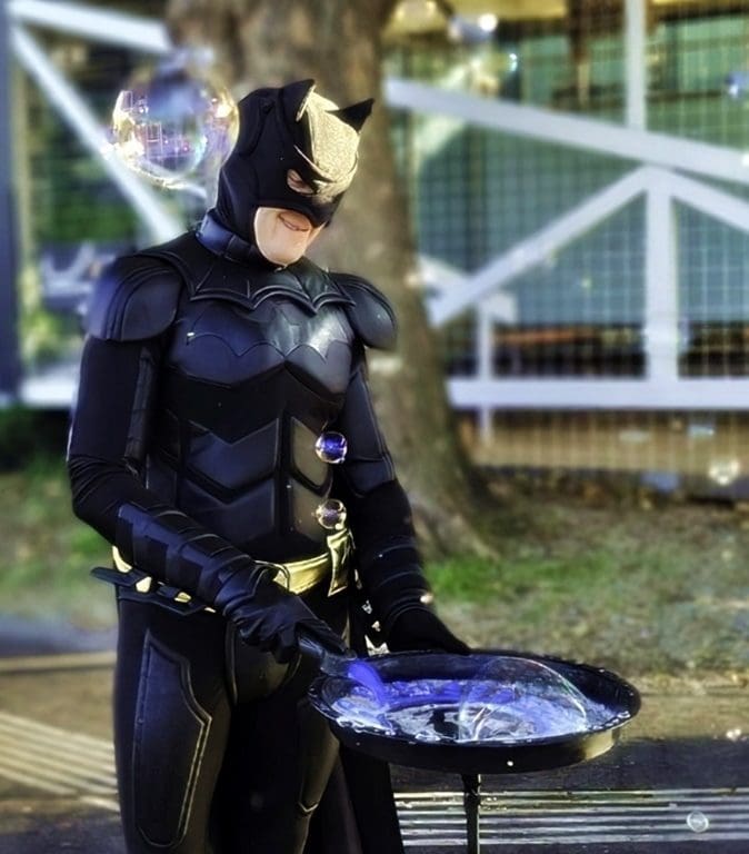 Batman macht Seifenblasen bei einem Event