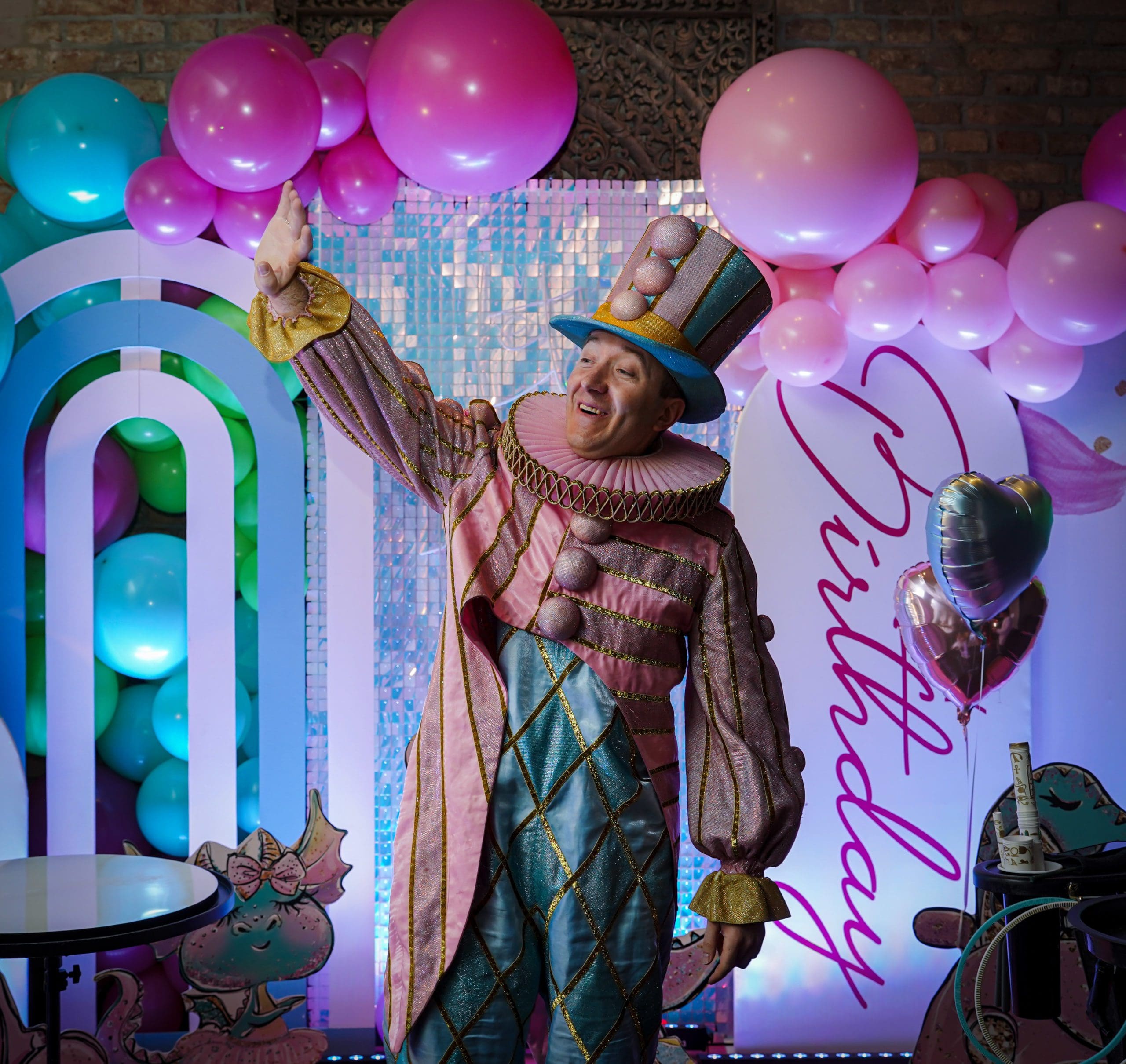 Clown unterhält Kinder bei einer Feier in Wien