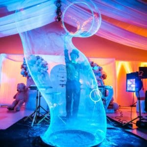 Leuchtende Riesenseifenblase bei einer UV-Neon-Seifenblasenshow in Wien