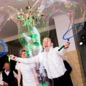 Seifenblasenkünstler bei einer Hochzeit in Wien