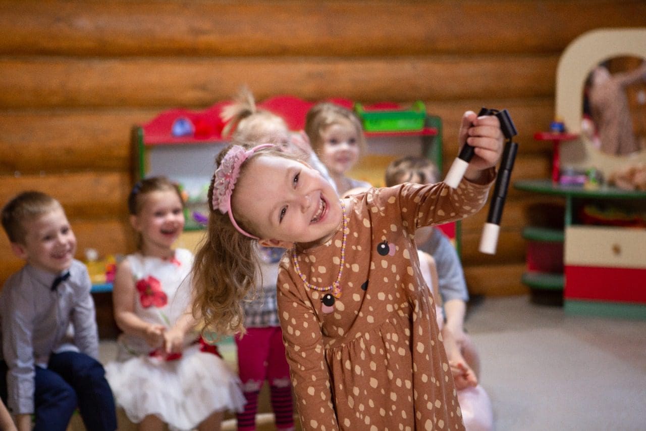 Kinder erleben einen magischen Moment bei einer Zaubershow