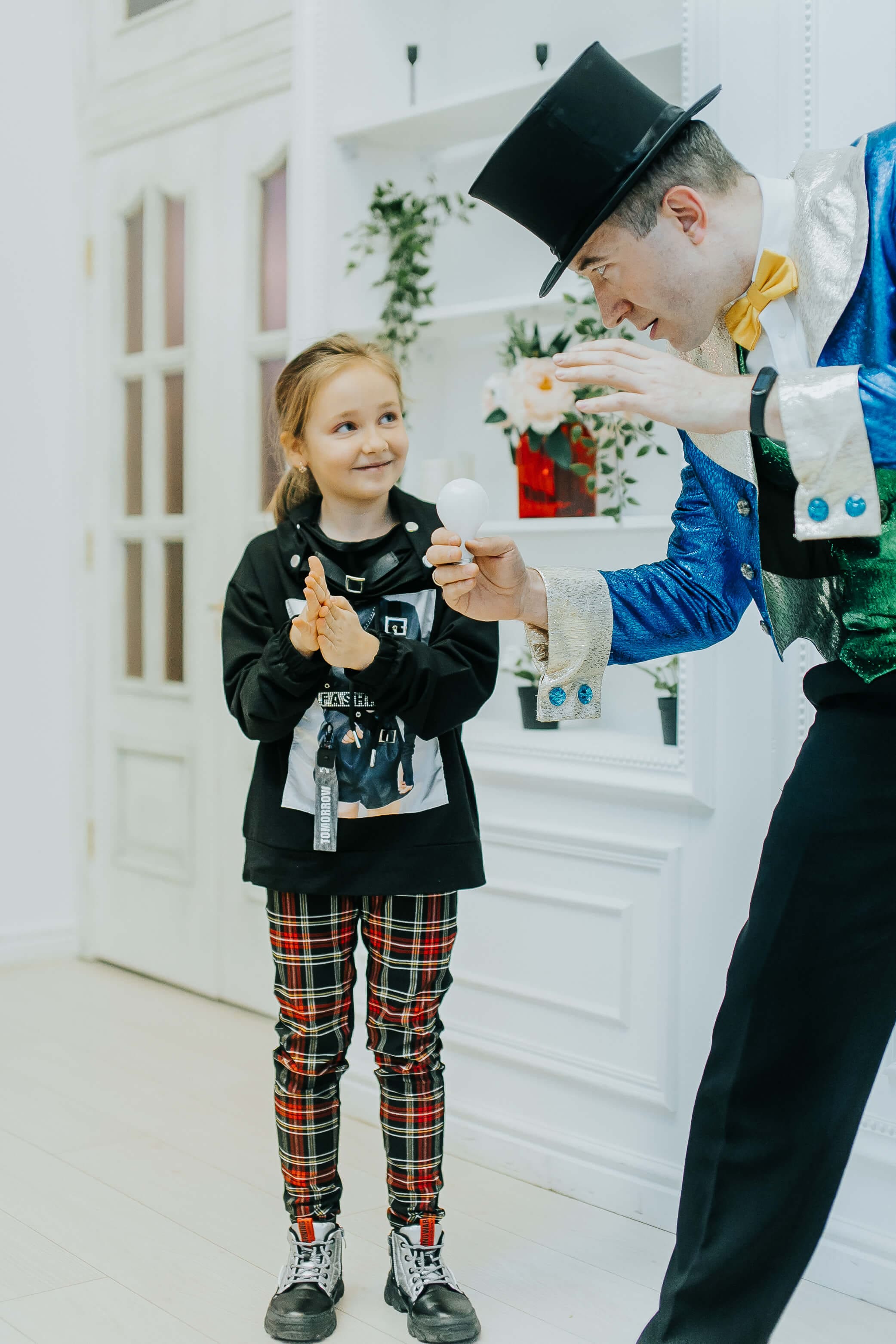 Zauberkünstler zeigt einen Trick bei einer Kinderparty