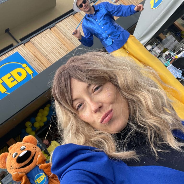 Vera Hahuleac mit TEDi-Maskottchen und Stelzenläufer Michael Altmann bei der Store-Eröffnung in Eggelsberg
