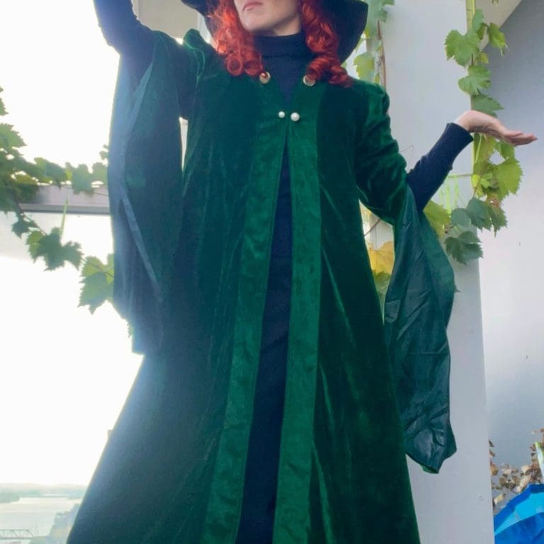 Vera Hahuleac im Hexenkostüm – fantasievolles Halloween-Kostüm aus Wien