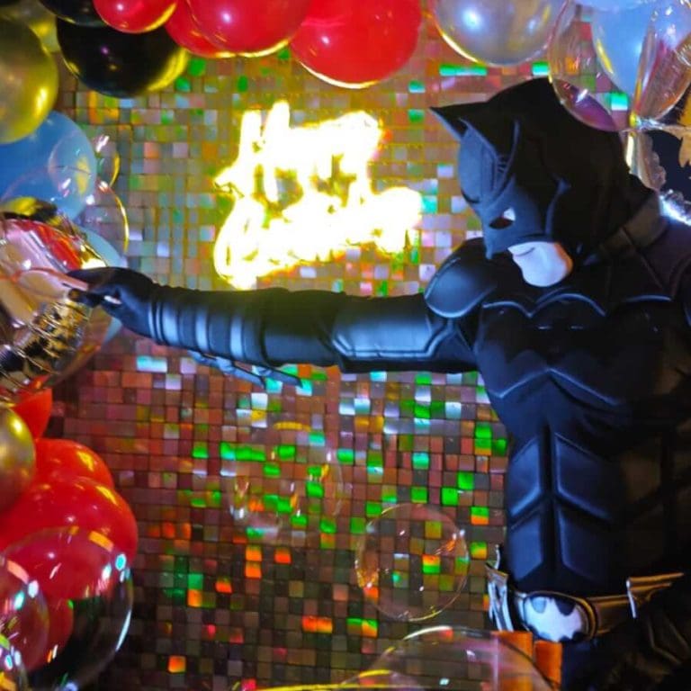 Superheld zeigt Seifenblasen-Tricks bei Kindergeburtstag in Wien