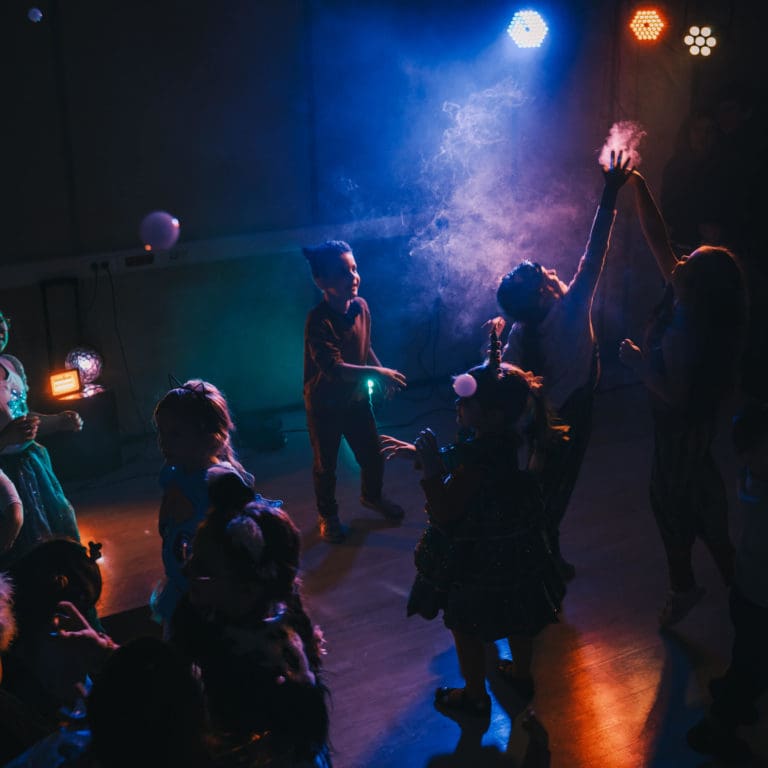 Superhelden Seifenblasen Show mit Licht bei Kindergeburtstag