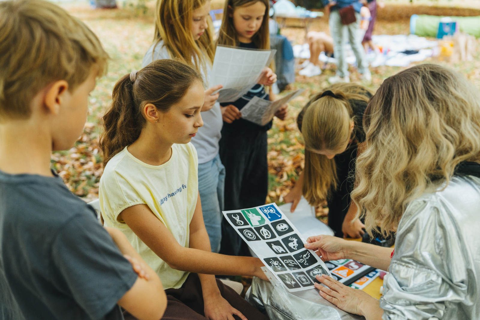 Kinder lachen und erleben gemeinsam Seifenblasen