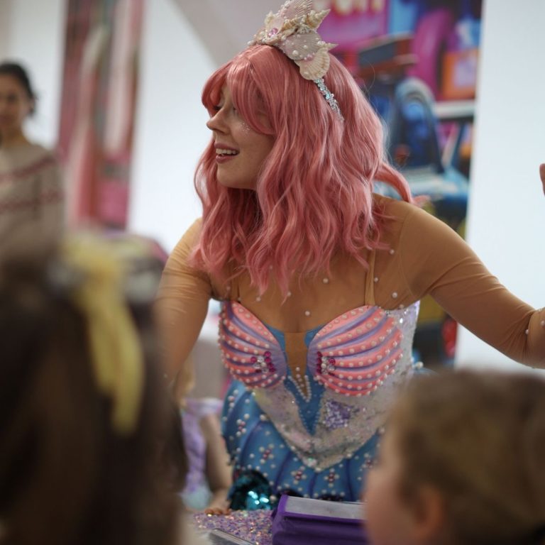 Vera Hahuleac als Meerjungfrau bei einem Kindergeburtstag in Wien