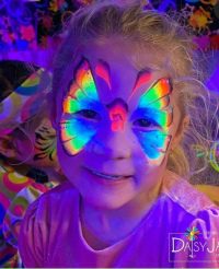 Professionelles Kinderschminken mit leuchtenden Neonfarben